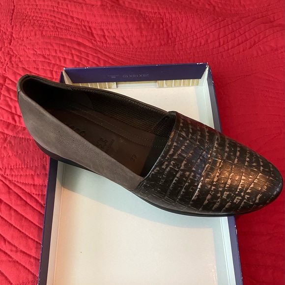 Brown “Ecco” Flats size 8 in US, I think. - Picture 2 of 6